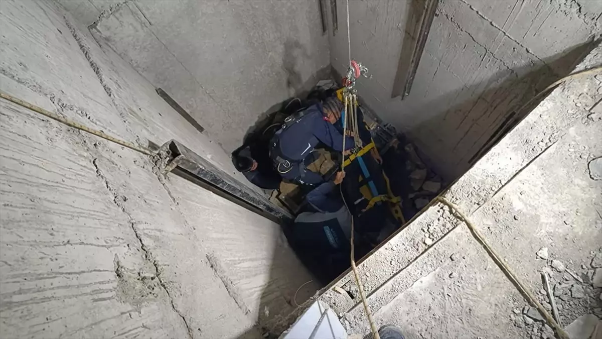 Adıyaman\'da İşçiler Asansör Boşluğuna Düştü