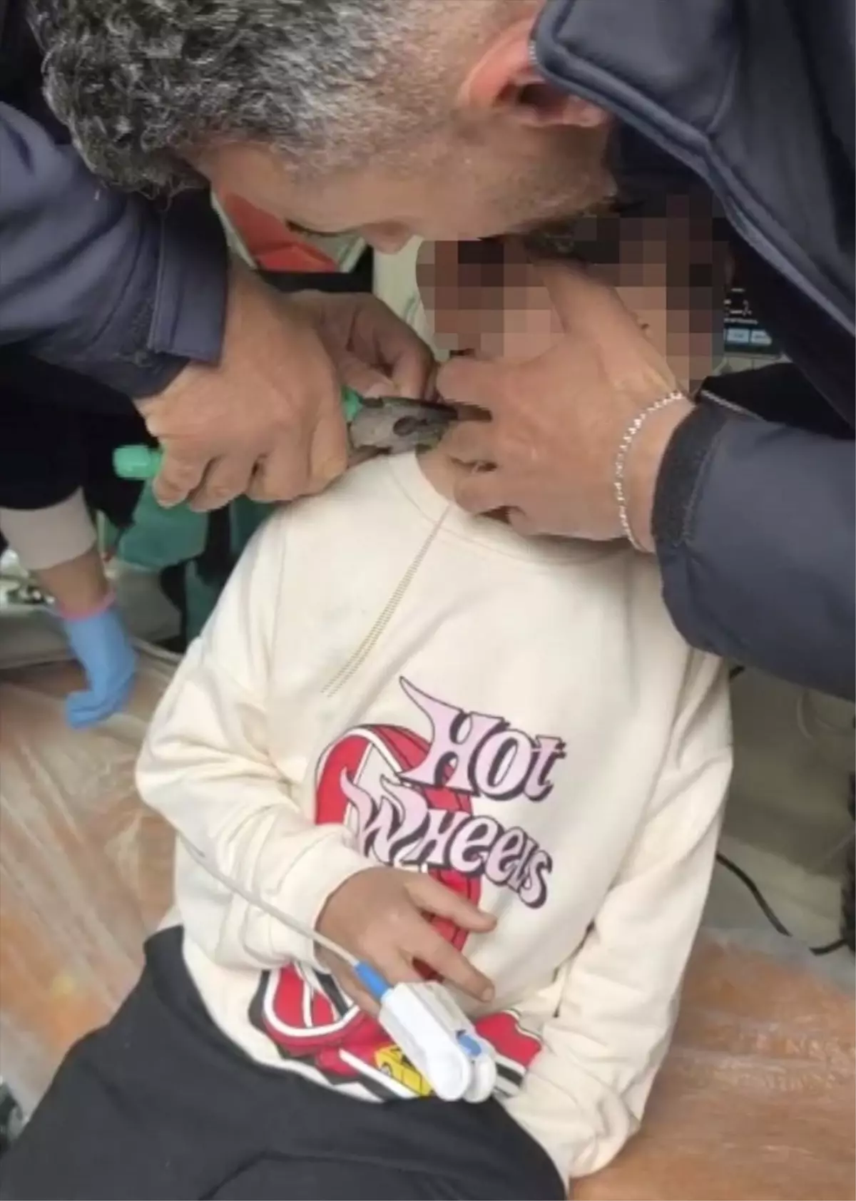 Adıyaman\'da Çocuk Kelepçe ile Kurtarıldı