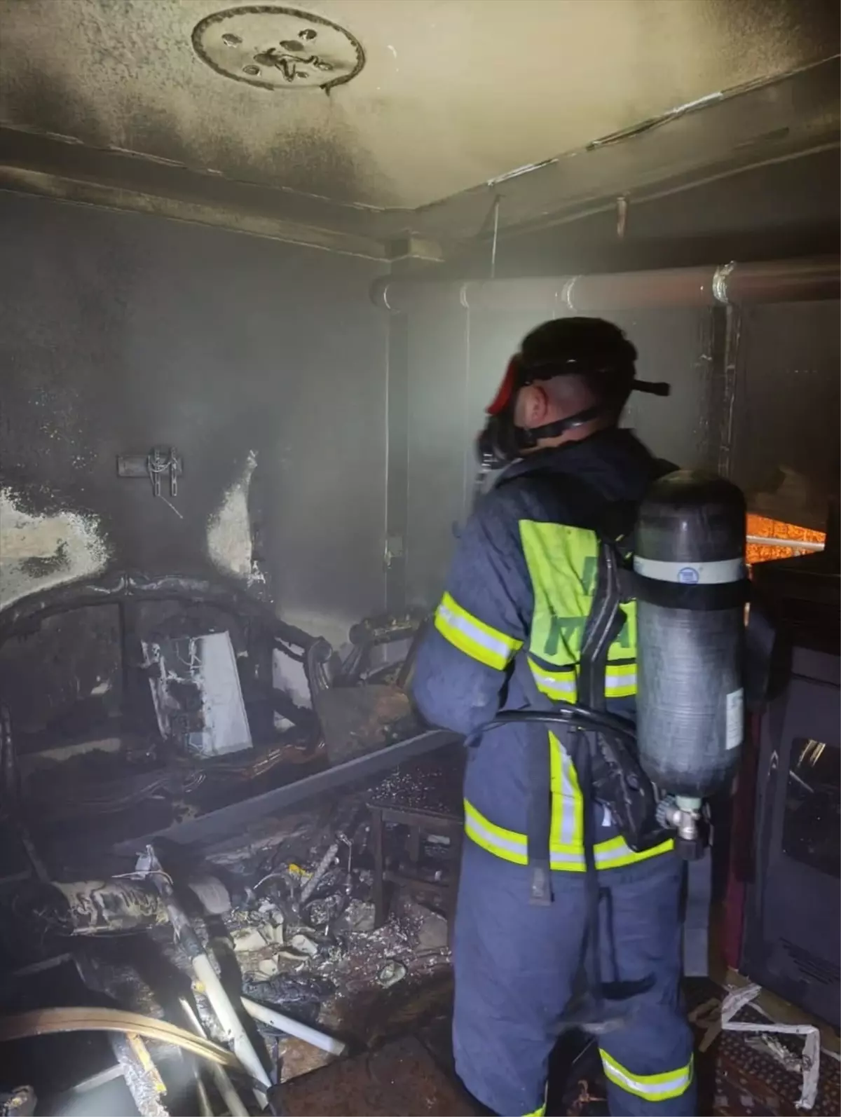 Besni\'de Ev Yangını: Bir Yaralı