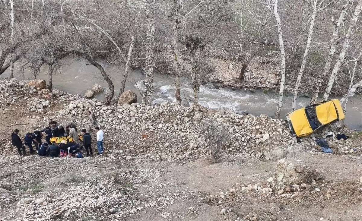 Adıyaman\'da Dere Yatağına Devrilen Otomobilde 3 Yaralı