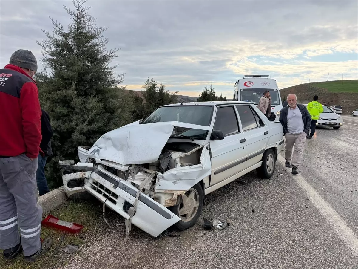 Kahta\'da Trafik Kazası: 5 Yaralı