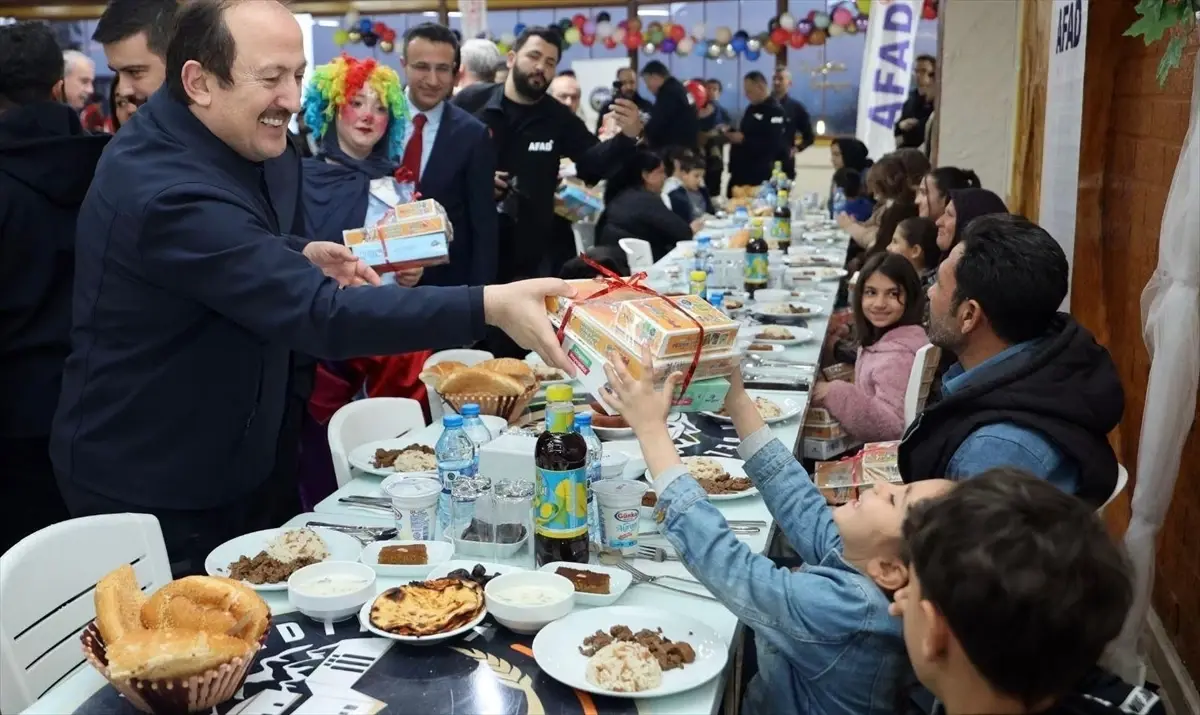 Depremzedelere İftar: AFAD Başkanı Pehlivan Kırıkhan\'da