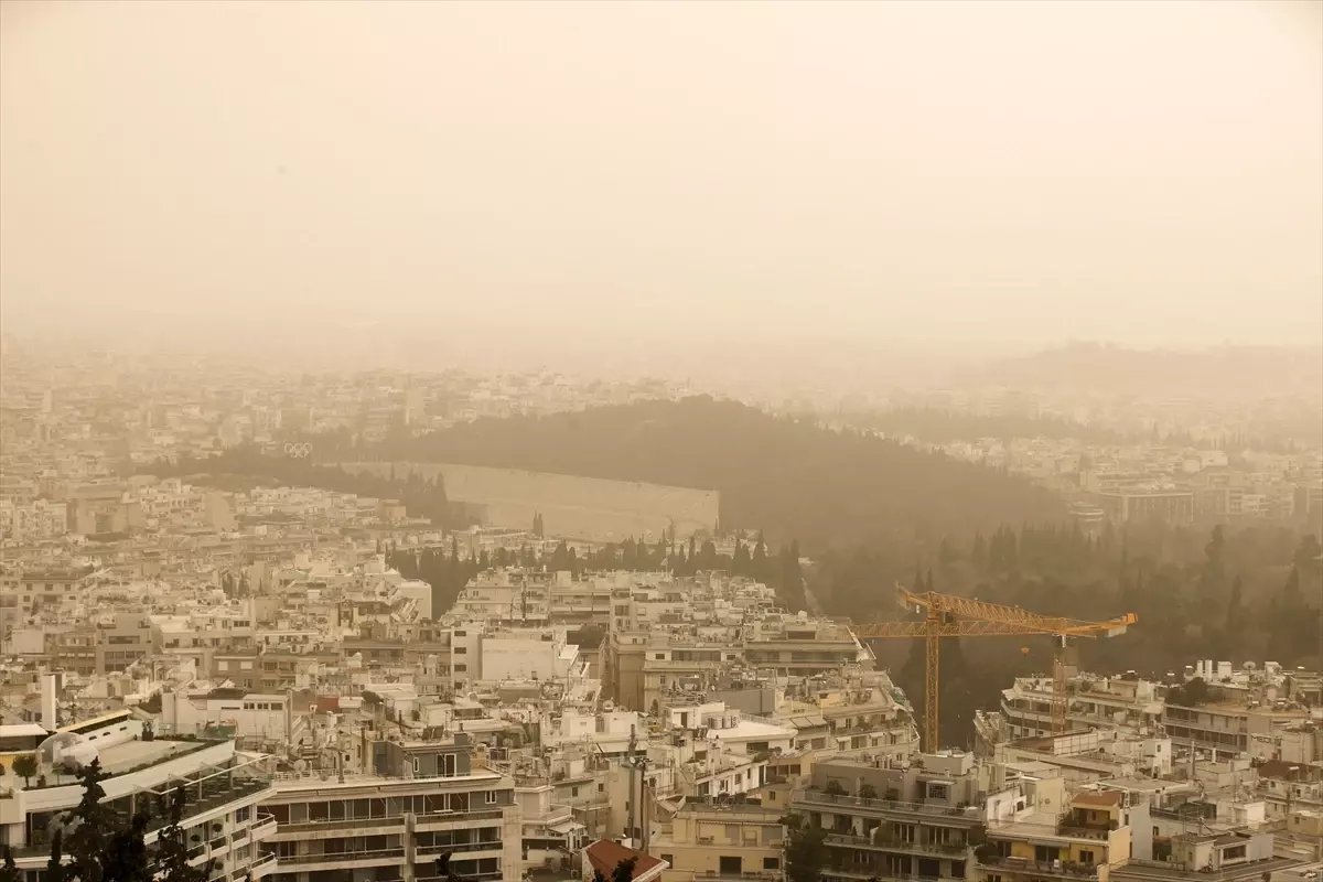 Atina\'nın Gökyüzü Afrika Tozuyla Sararıldı