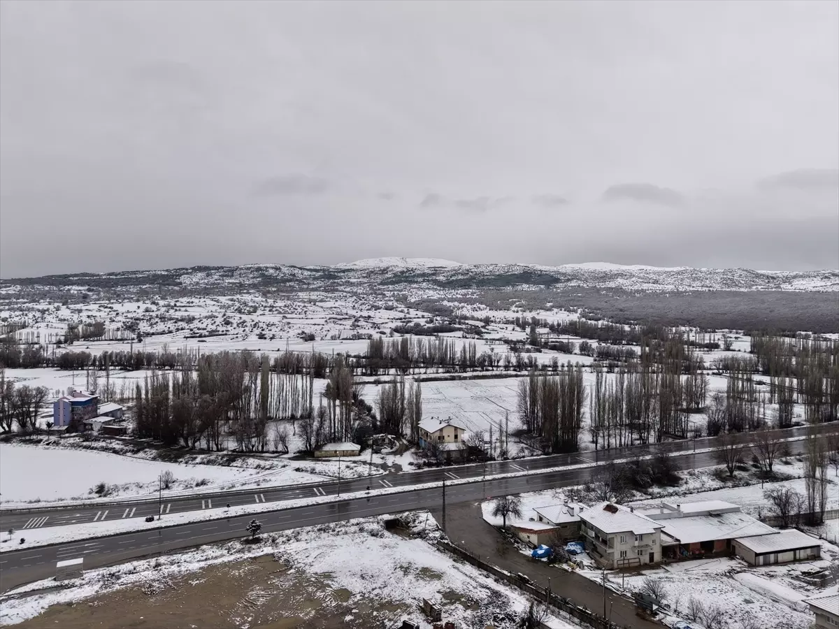 Afyonkarahisar\'da Kar Yağışı Etkili