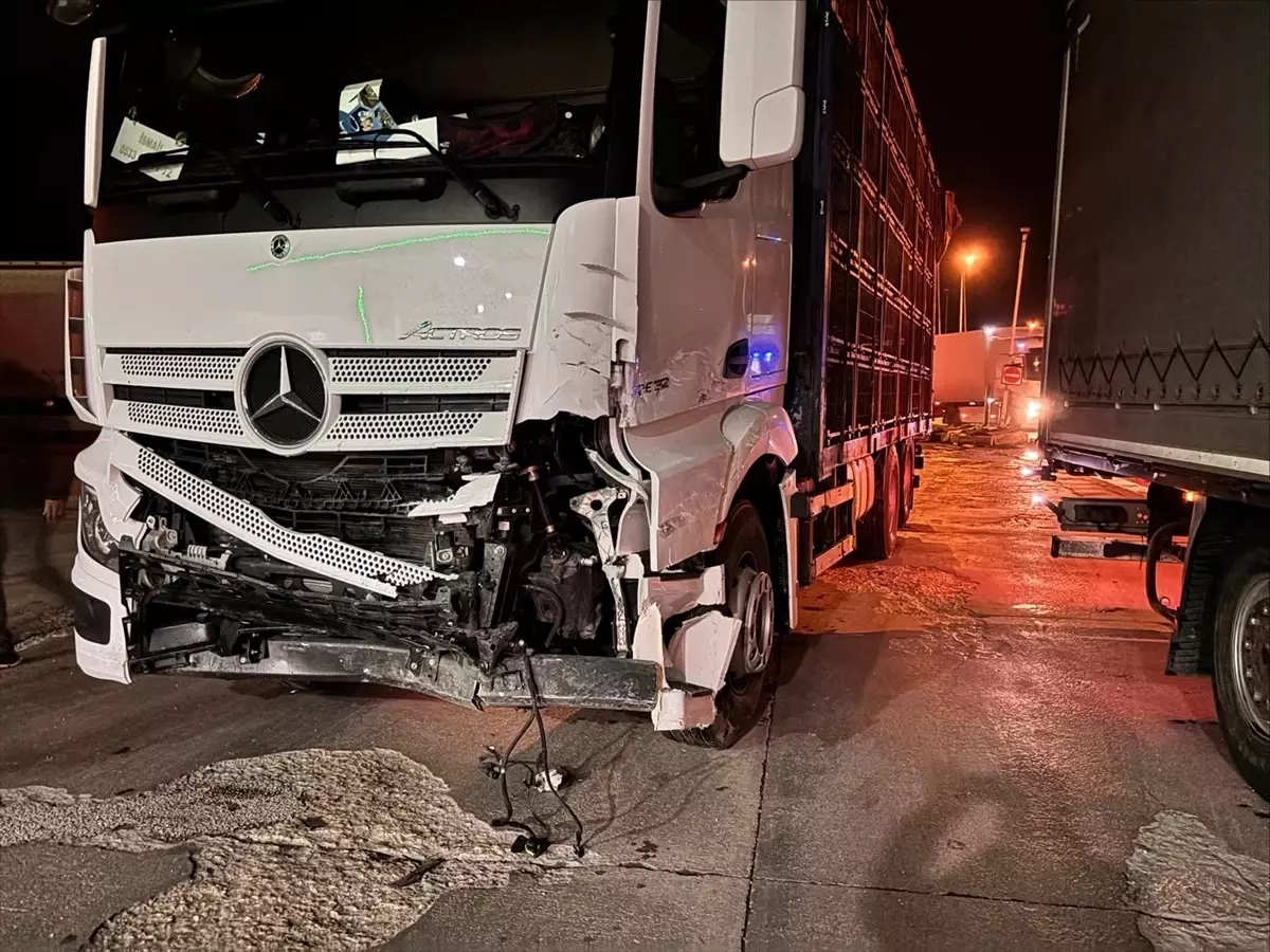 Afyonkarahisar\'da Tır ve Araç Çarpıştı: 1 Ölü, 1 Yaralı