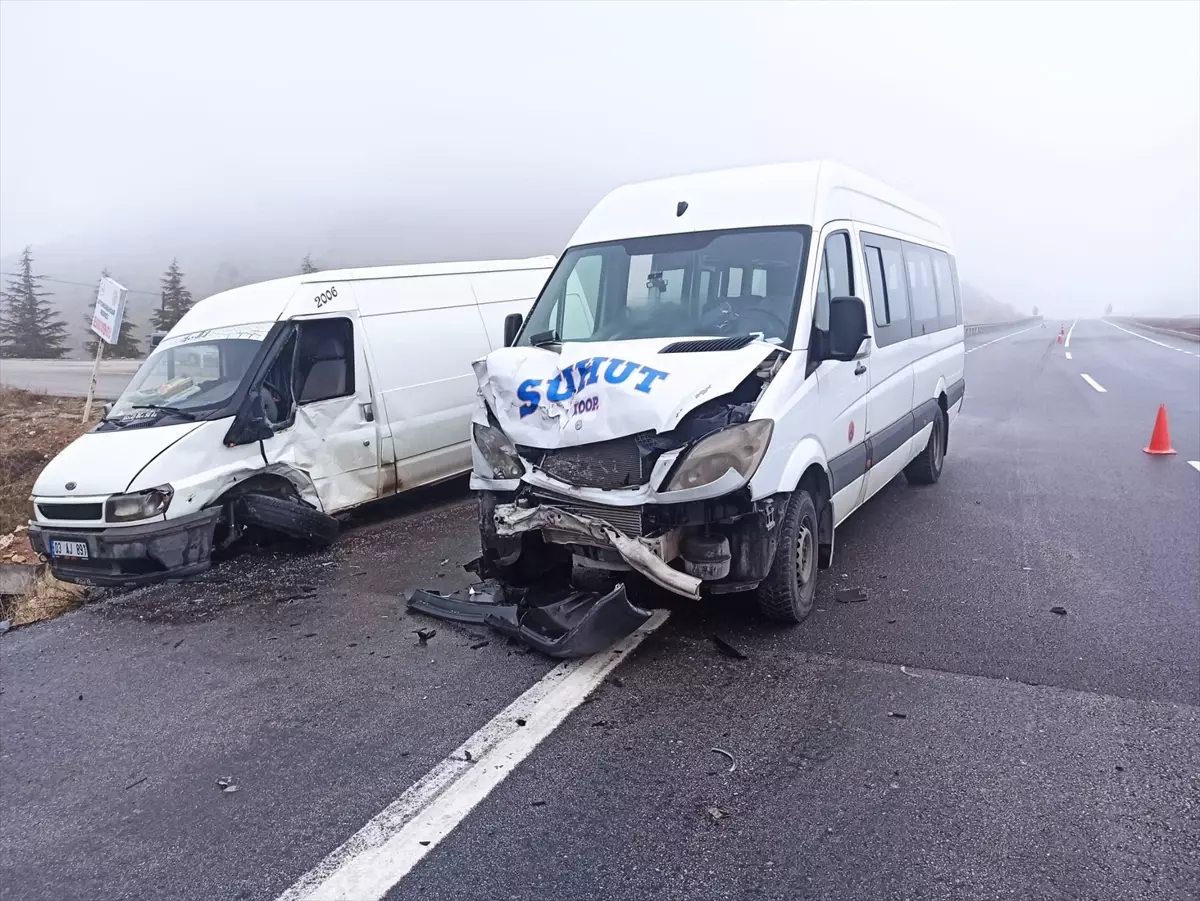 Afyonkarahisar\'da Minibüs ve Kamyonet Çarpıştı