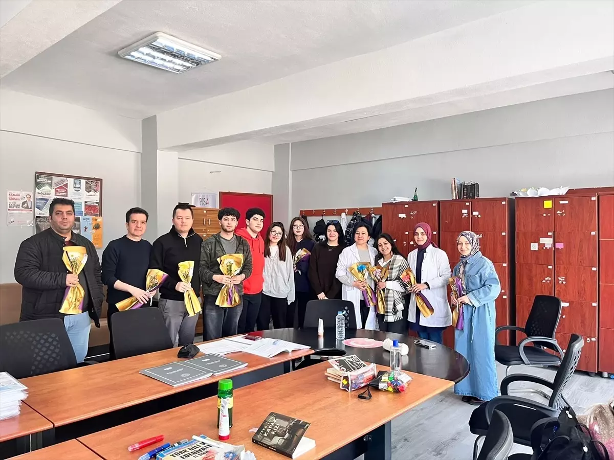 Öğrencilerden Öğretmenlere Anlamlı Hediye