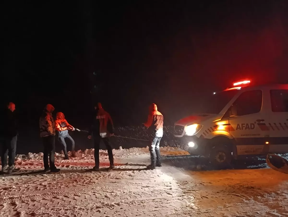 Diyadin\'de Kamyonet Kara Saplandı, 4 Kişi Kurtarıldı