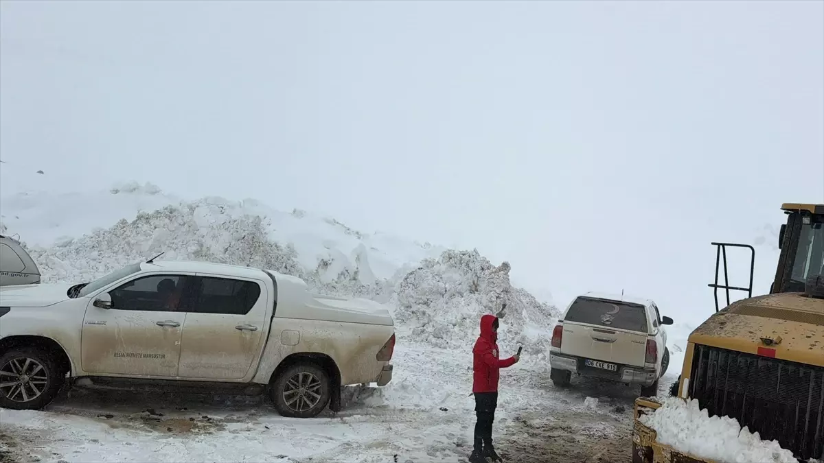 Ağrı Dağı\'nda Kaybolan Dağcı İçin Arama Çalışmaları Devam Ediyor