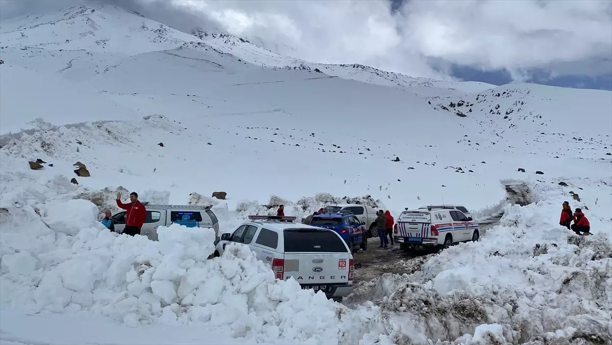 Ağrı Dağı\'nda Kayıp Dağcı İçin Arama Kurtarma Başlatıldı