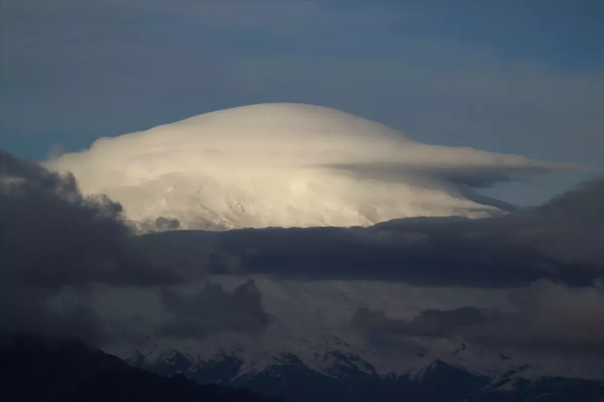 Ağrı Dağı\'nda Mercek Bulutu Görüntülendi