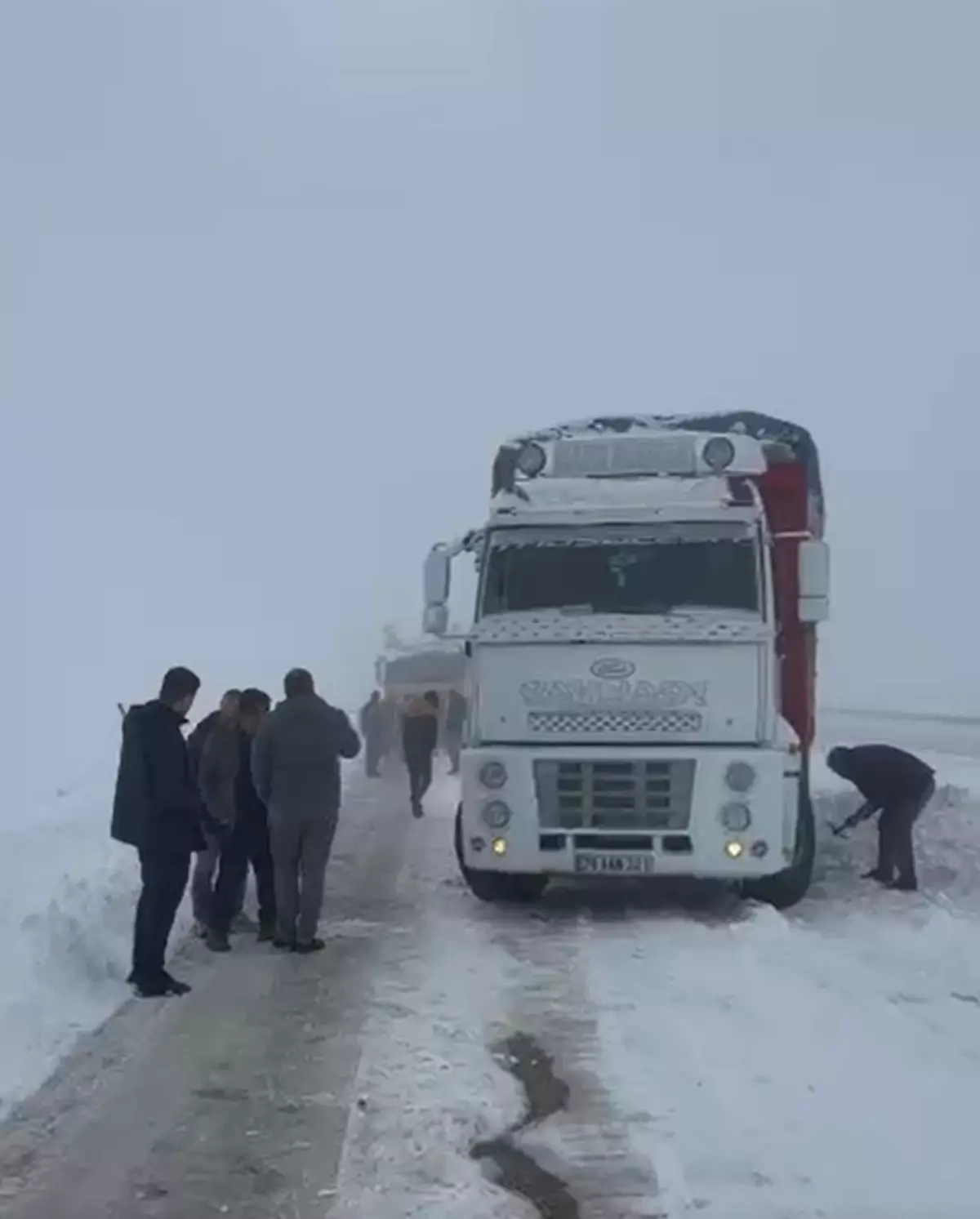 Ağrı\'da Yoğun Kar Yolu Kapattı