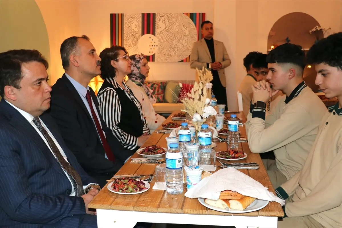 Ağrı Valisi Bozkurt, atık malzeme kullanılarak oluşturulan restoranda öğrencilerle iftar yaptı