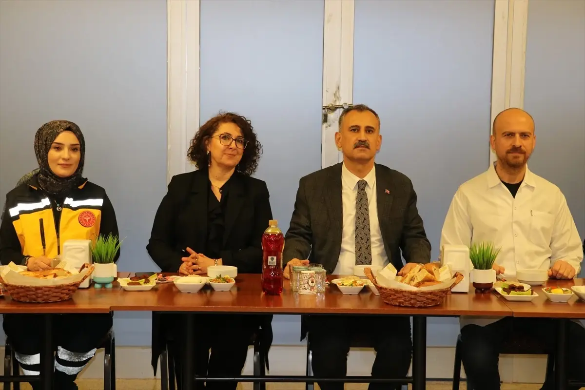 Ağrı Valisi Bozkurt, sağlık çalışanlarıyla iftar yaptı