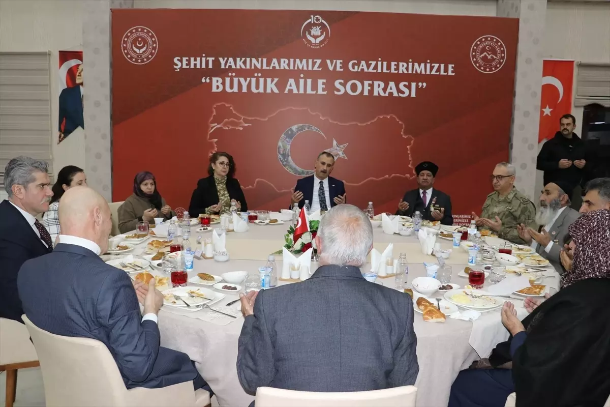 Ağrı Valisi Önder Bozkurt, şehit aileleri ve gazilerle iftarda bir araya geldi