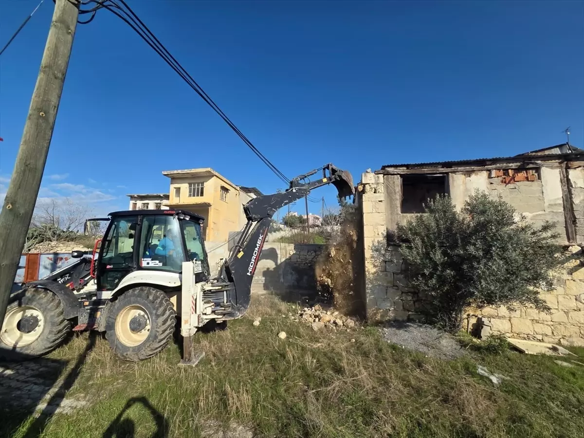 Mersin\'de Metruk Bina Yıkıldı