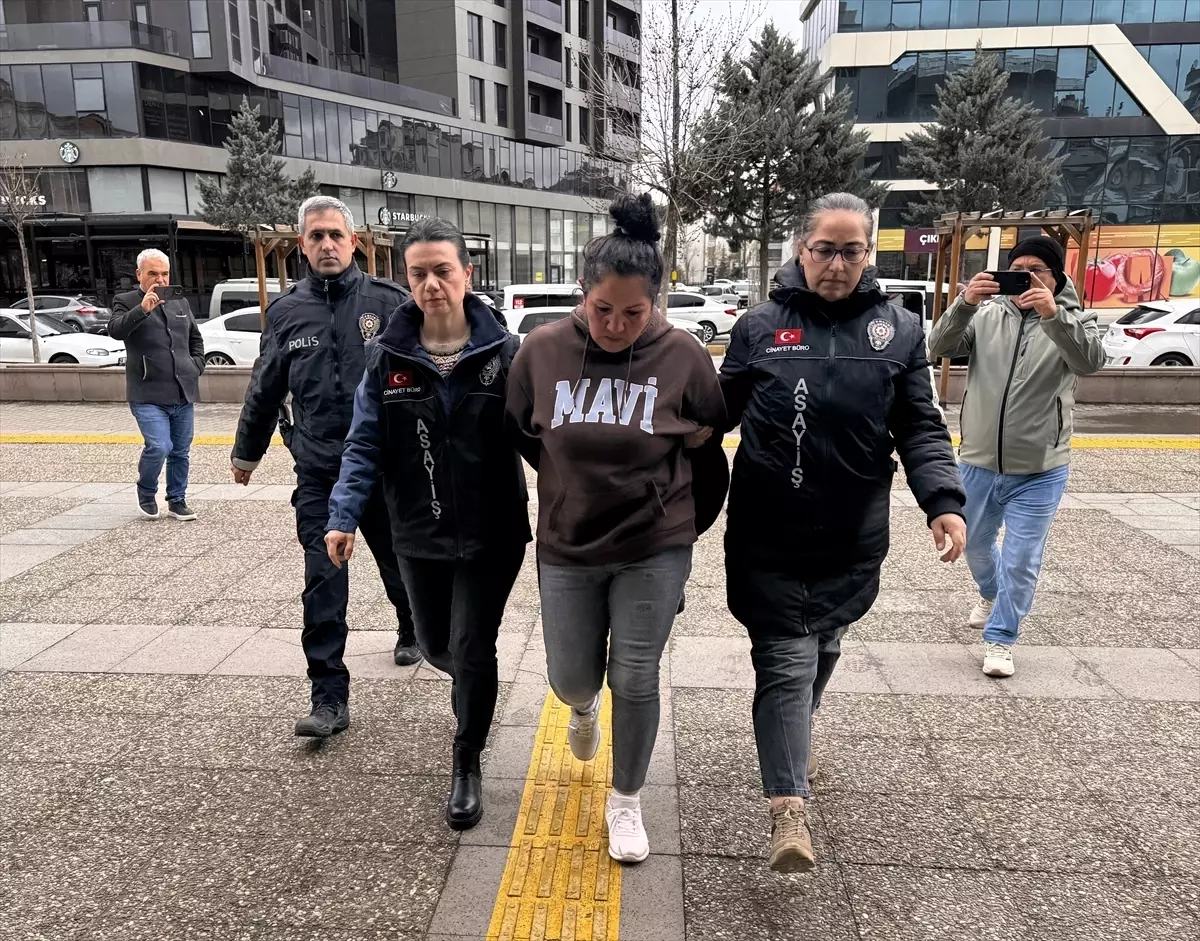 Aksaray\'da Bıçaklama ve Polisle Tartışma