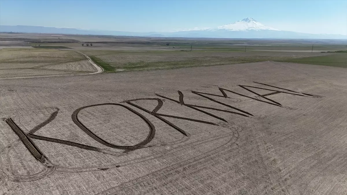 Çiftçiden Anlamlı Mesaj: Tarlasına \'Korkma\' Yazdı