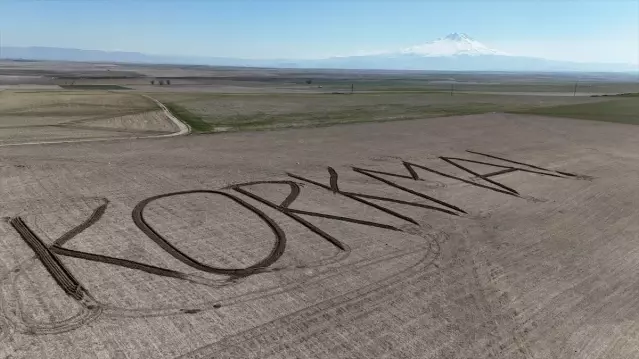 Çiftçiden Anlamlı Mesaj: Tarlasına ‘Korkma’ Yazdı