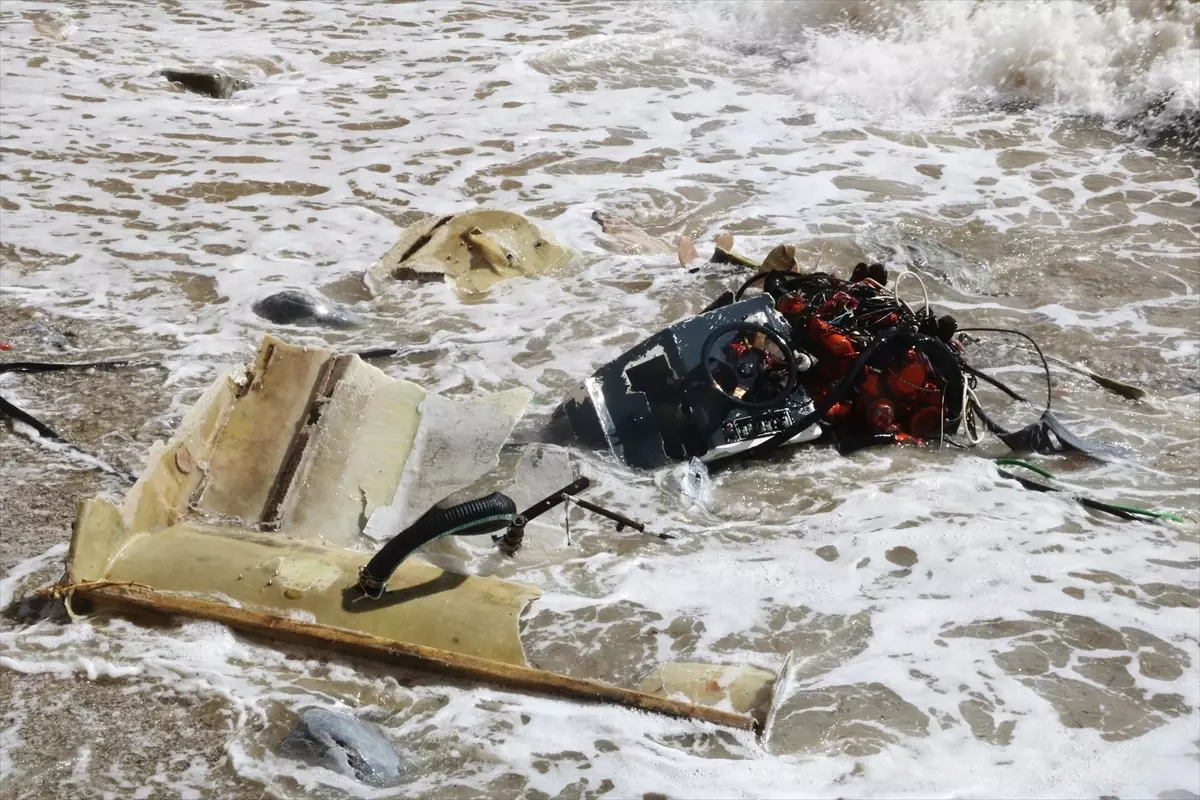 Alanya\'da Batık Tekneden İki Kişi Kurtuldu