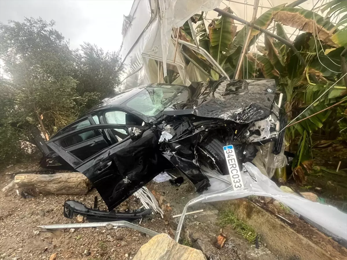 Alanya\'da Otomobil Muz Serasına Devrildi