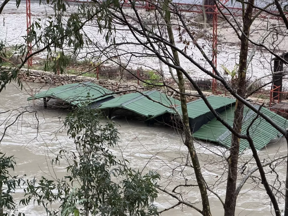 Alanya\'da Sel, Dim Çayı\'ndaki Çardaklar Denize Sürüklendi