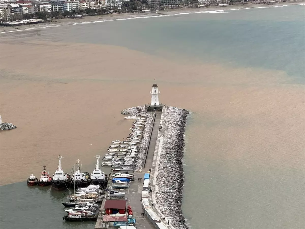 Alanya Plajları Sağanakla Renk Değiştirdi