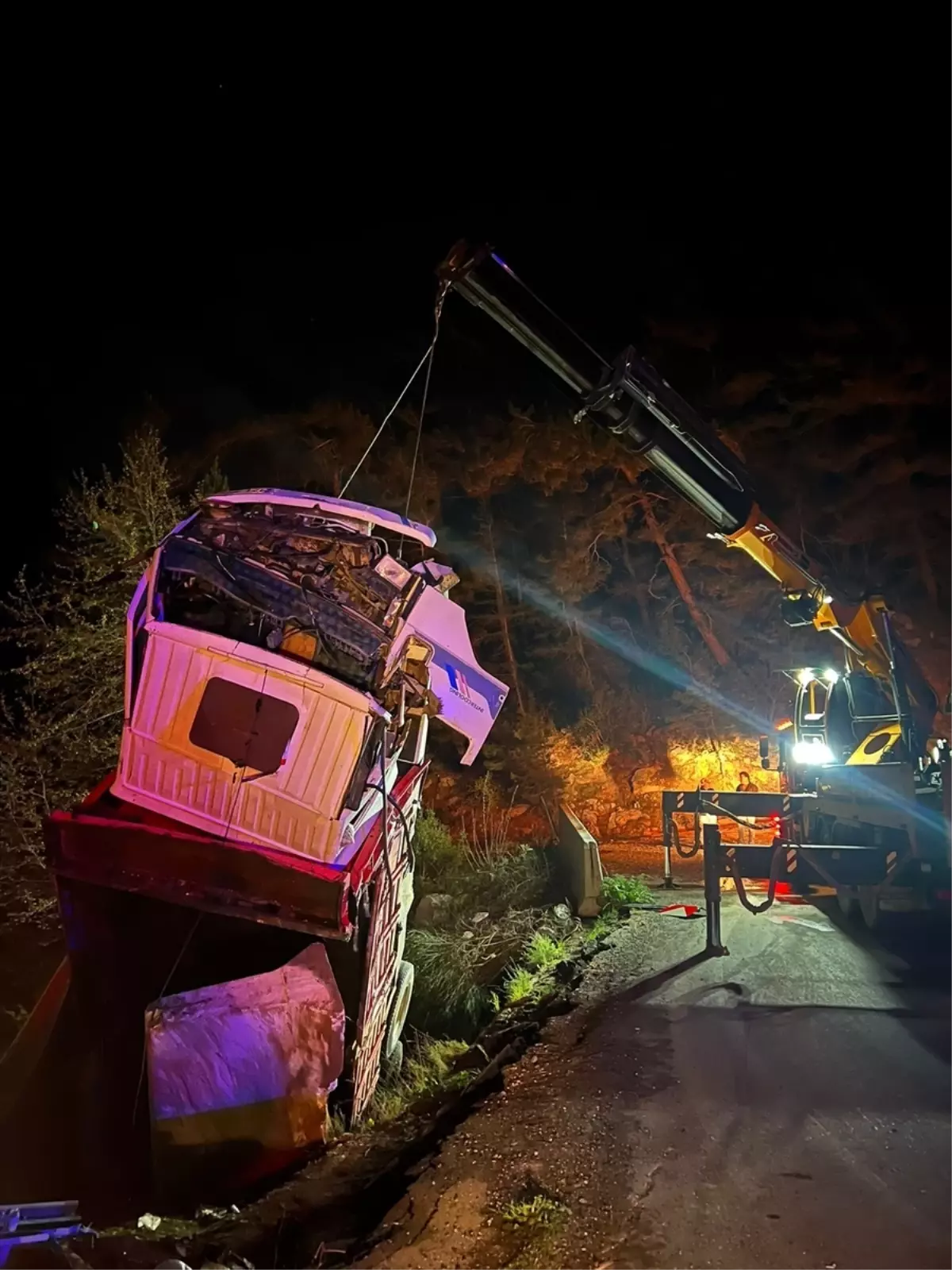 Alanya\'da Kamyon Devrildi: 1 Ölü, 1 Yaralı