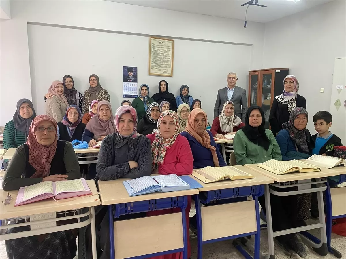 Alaşehir\'de Kadınlara Kur\'an Kursu
