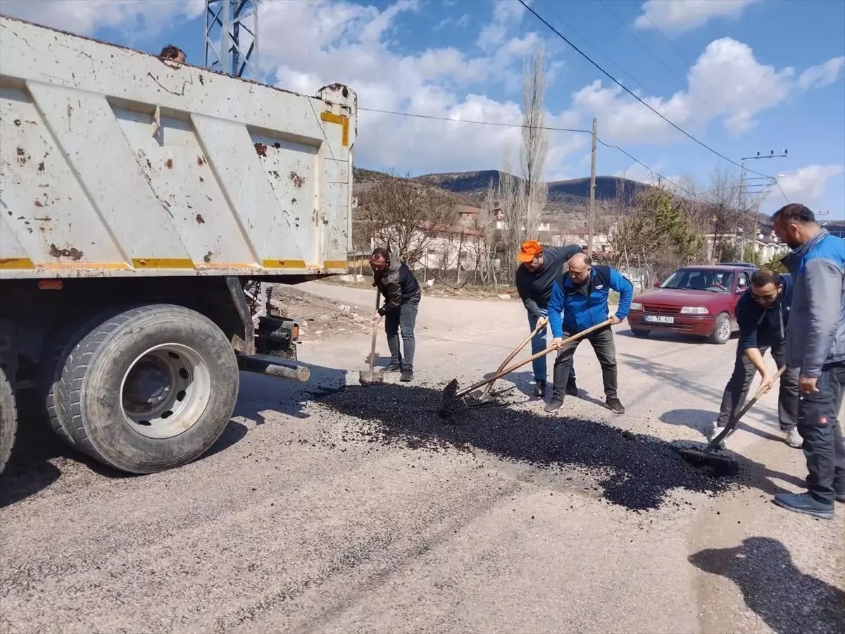 Almus\'ta Grup Yollarında Yama Çalışmaları Başladı