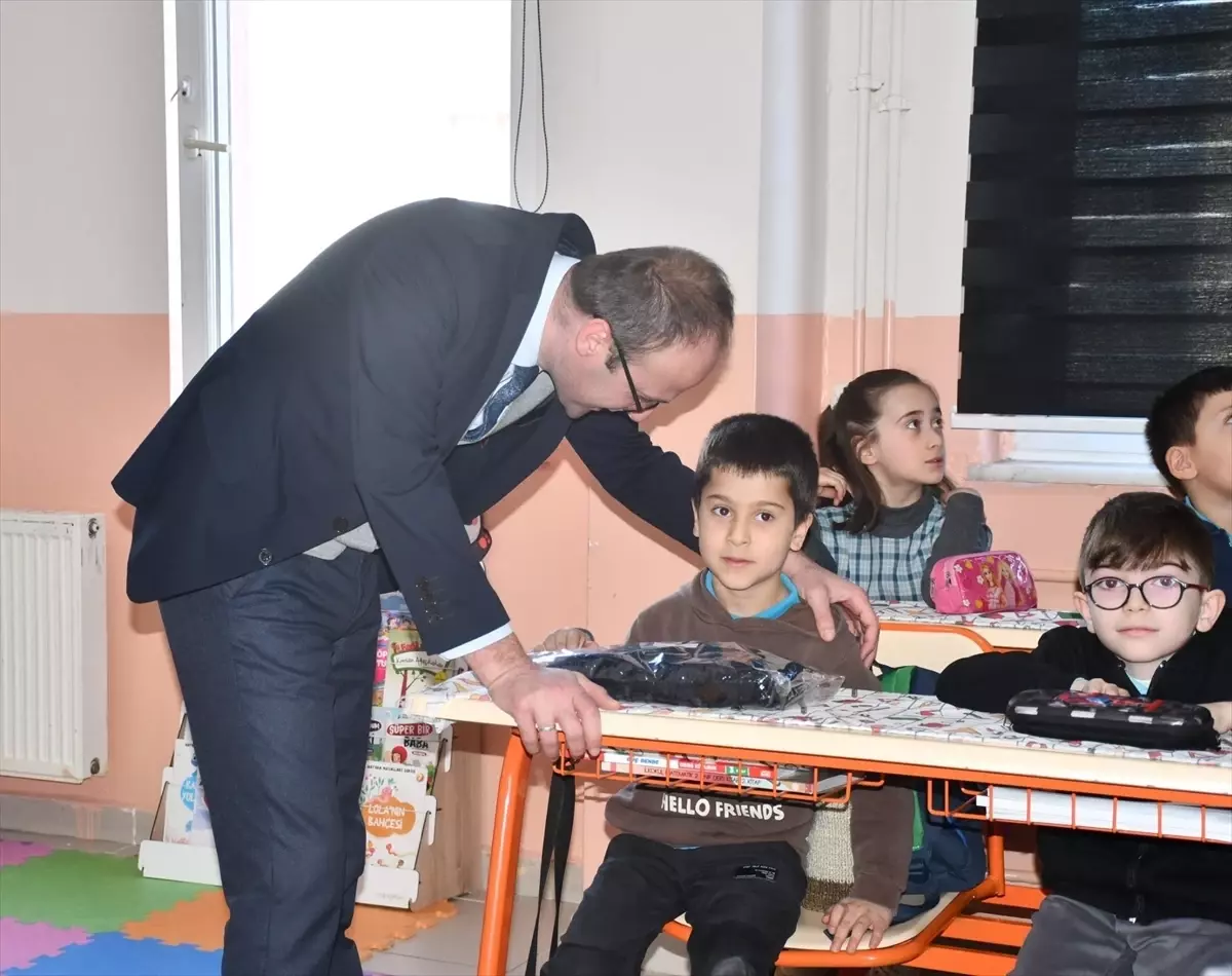 Giresun\'da Öğrencilere Eşofman Dağıtımı