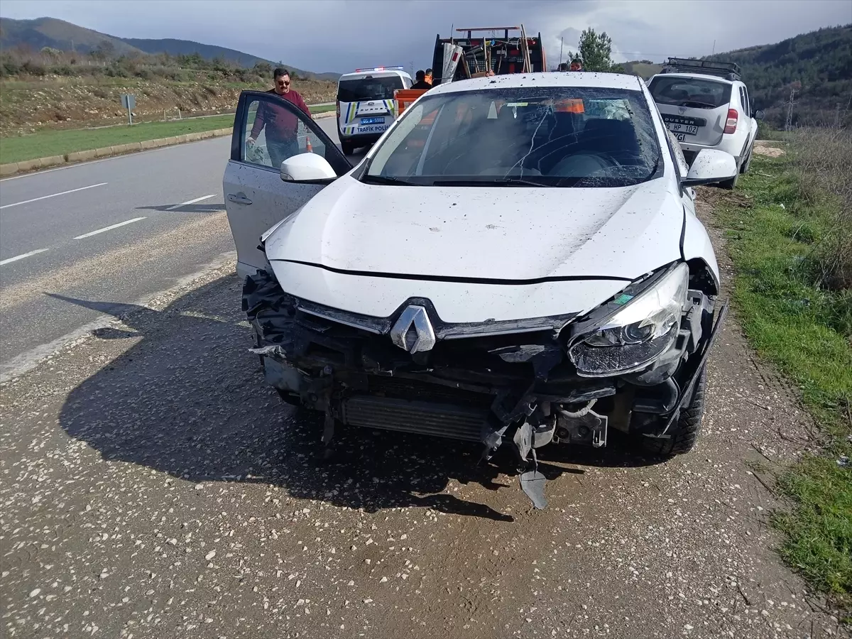 Bariyere Çarpan Otomobilde 3 Yaralı