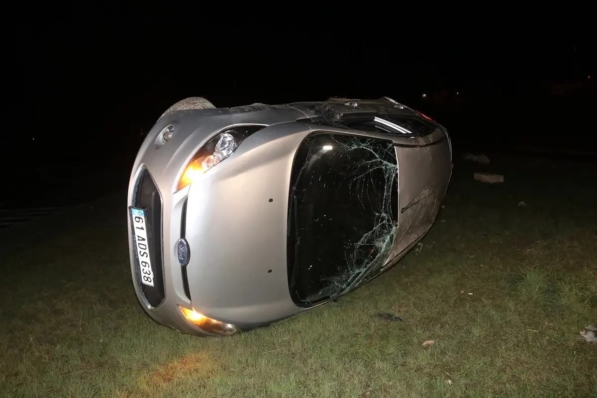 Taşova\'da Otomobil Devrildi: 2 Yaralı