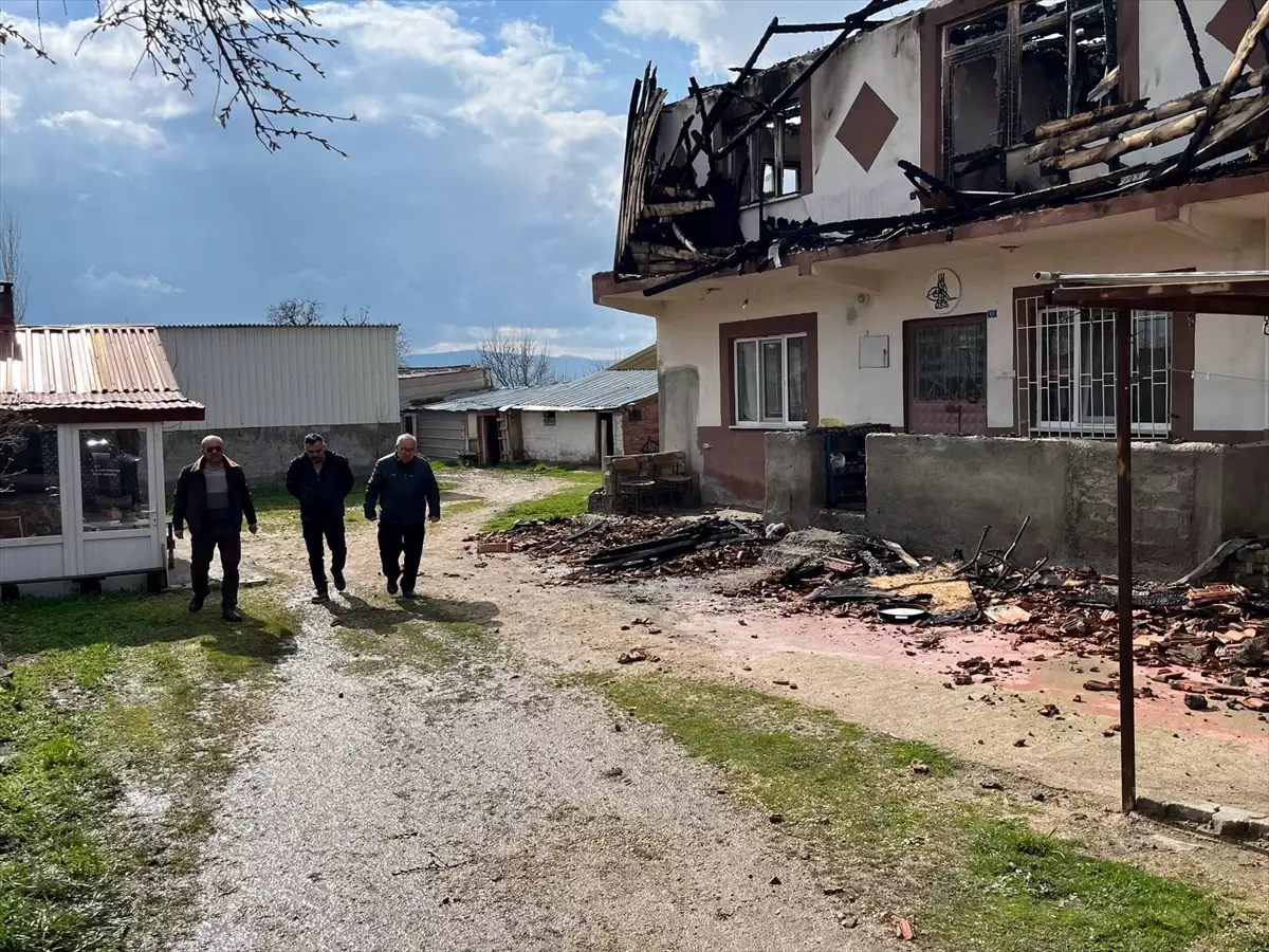 Merzifon\'da Yangın: Evin Üst Katı Kül Oldu