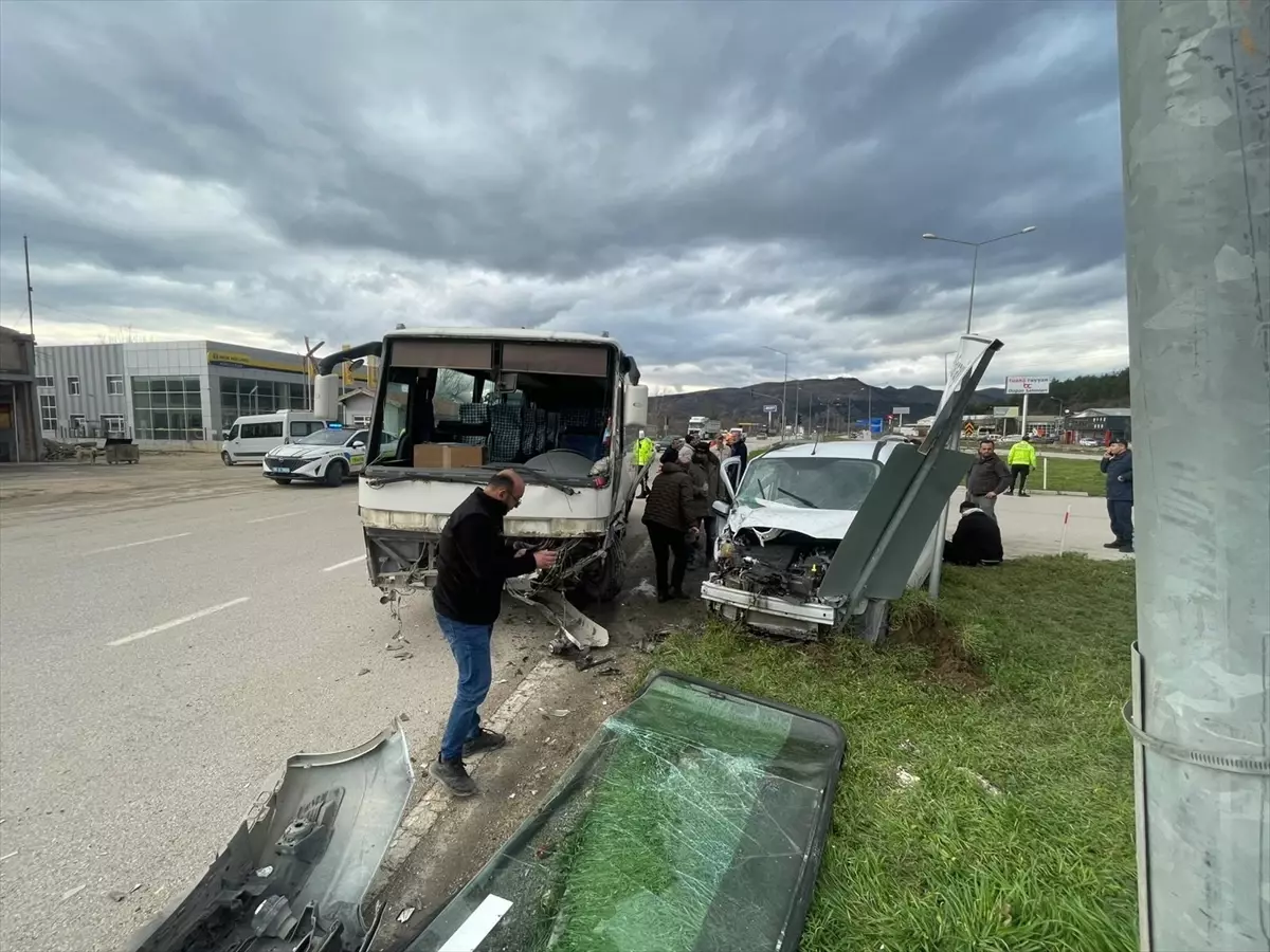 Amasya\'da Midibüs Kazası: 6 Yaralı