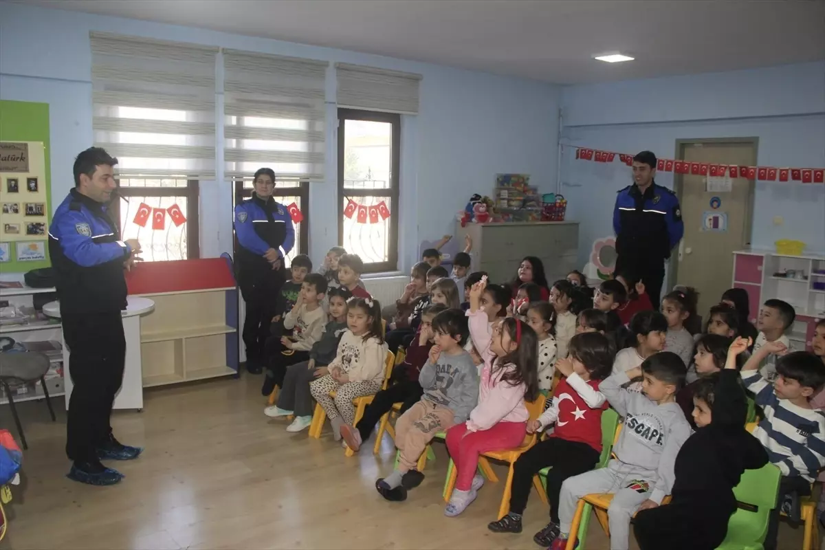 Polislerden Anaokuluna Güvenlik Eğitimi