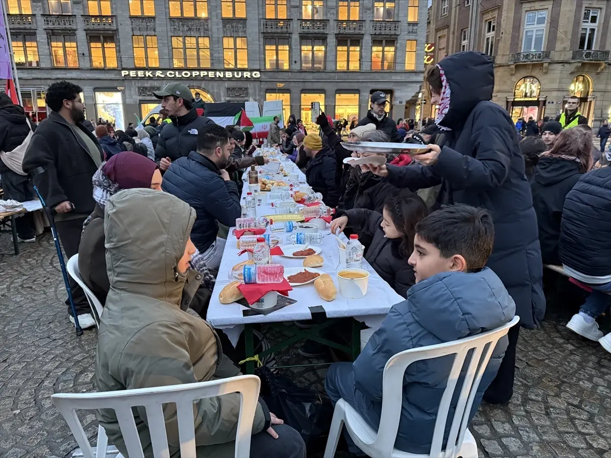 Amsterdam\'da Filistin İçin Sokak İftarı