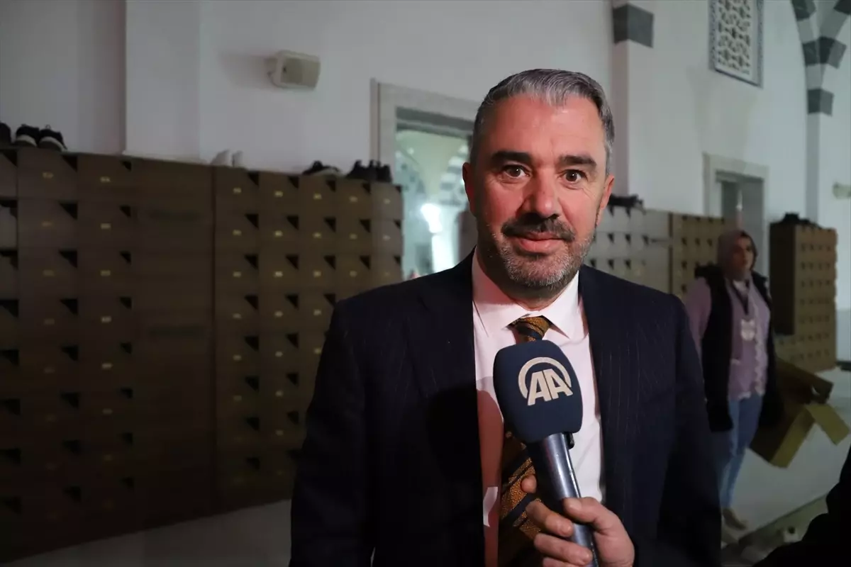 Pursaklar\'da Kadir Gecesi\'nde Çocuklara Sürpriz