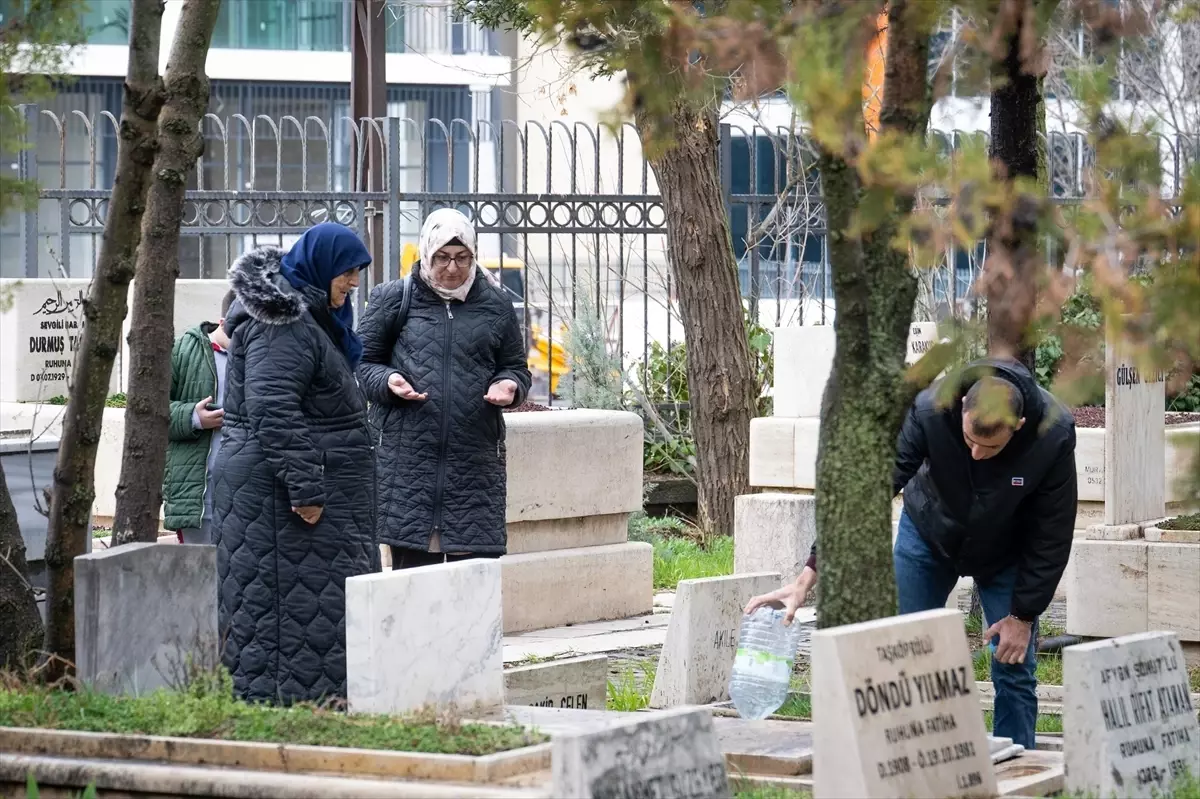 Ankara\'daki Karşıyaka mezarlığında bayram yoğunluğu yaşandı