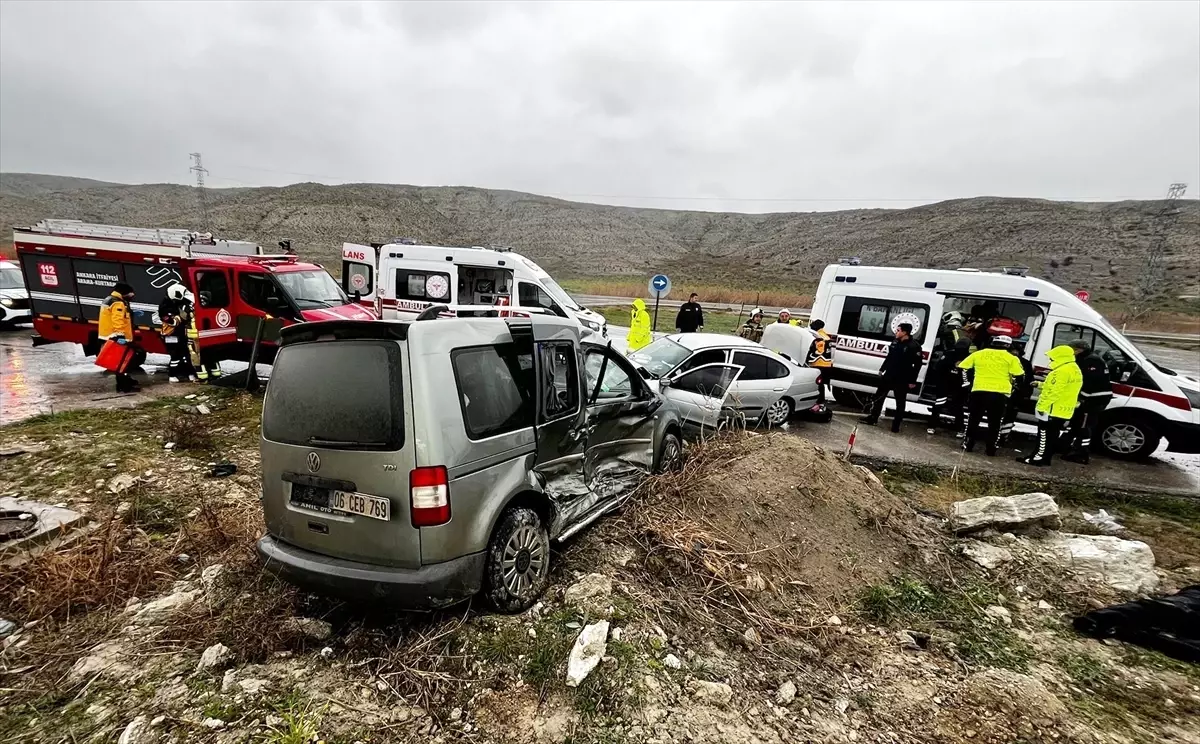 Beypazarı\'nda Trafik Kazası: 1 Ölü, 4 Yaralı