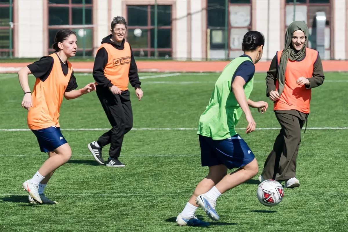 Kadınlar Günü\'nde Anneler ve Kızları Futbol Sahasında