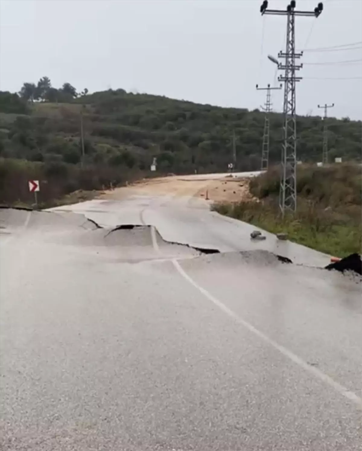 Kumluca\'da Heyelan, Yol Trafiğe Kapandı