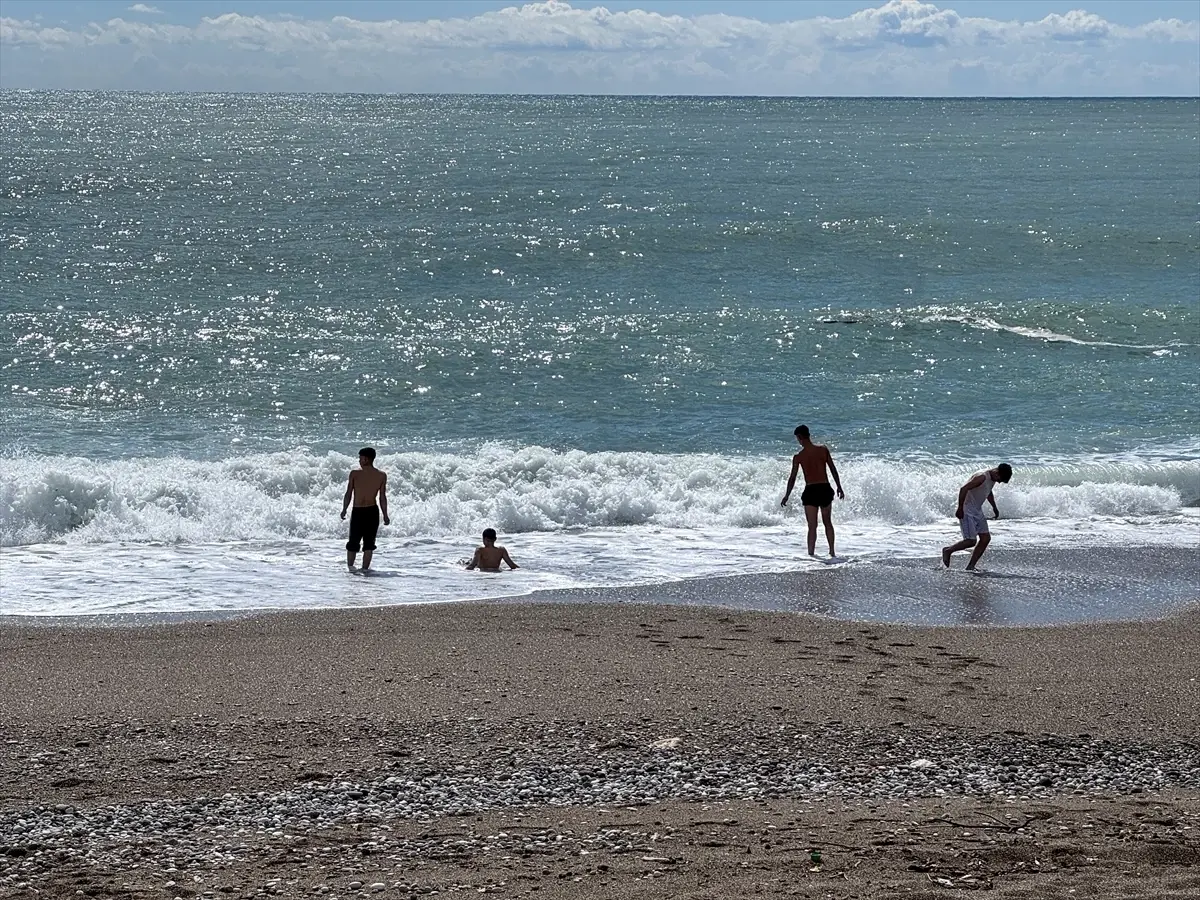 Antalya\'da Güneşli Hava Yoğunluk Oluşturdu