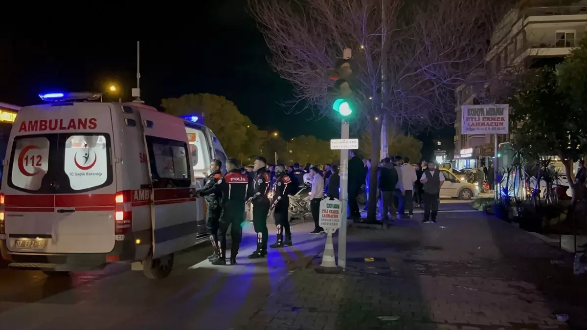 Kepez\'de Halk Otobüsü Kazası: 5 Yaralı