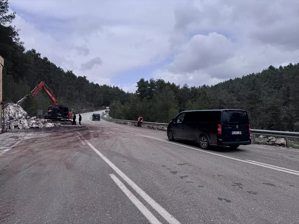 Manavgat\'ta Heyelan: Yol Yeniden Açıldı