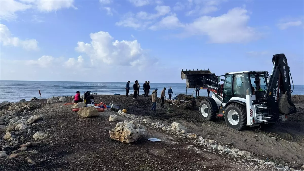 Antalya\'da Tekne Kayalıklara Çarptı