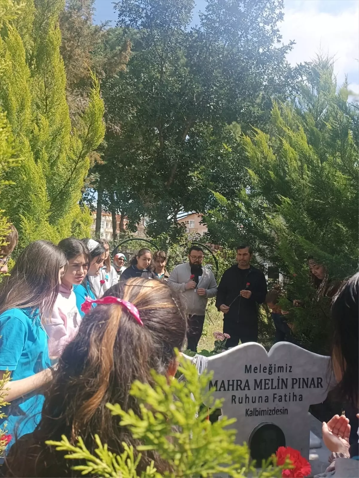 Antalya\'da köpeklerden kaçarken kamyonun çarptığı Mahra, ölümünün 3. yılında anıldı