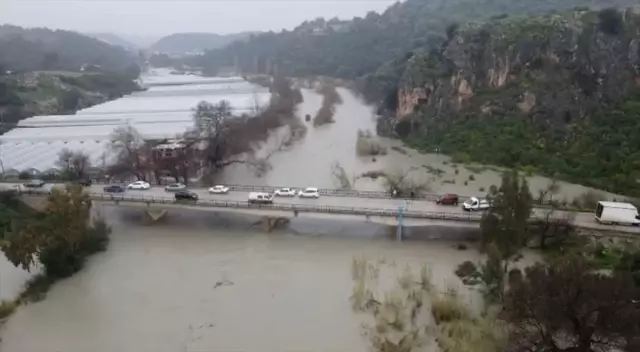 Antalya'da kuvvetli rüzgar ve sağanak etkili oluyor