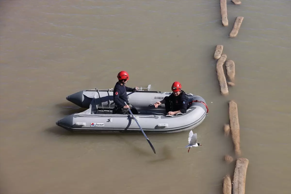 Antalya\'da Misina Dolanan Martı Kurtarıldı