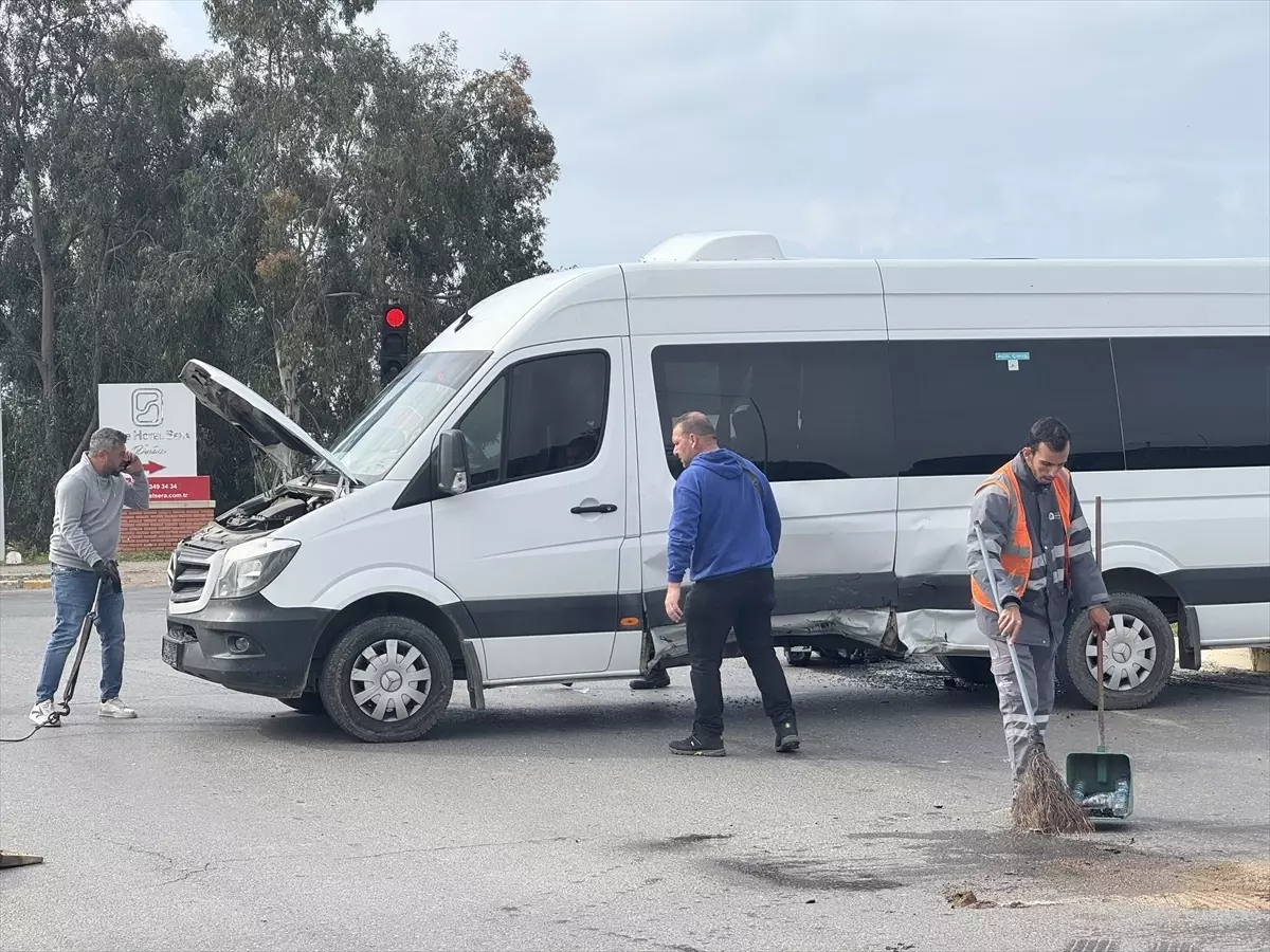 Antalya\'da Zincirleme Trafik Kazası: 3 Yaralı